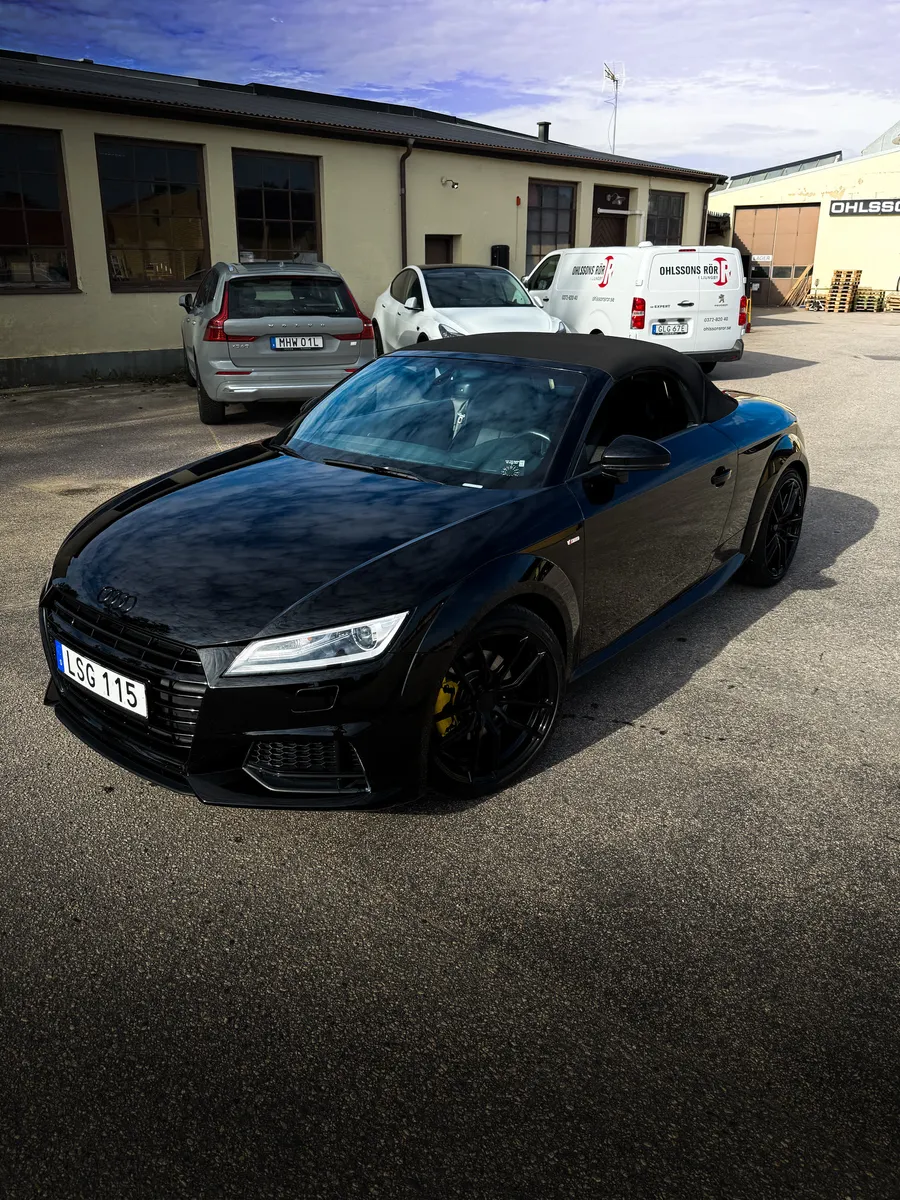 Svart Audi TT med djup glans efter detailing