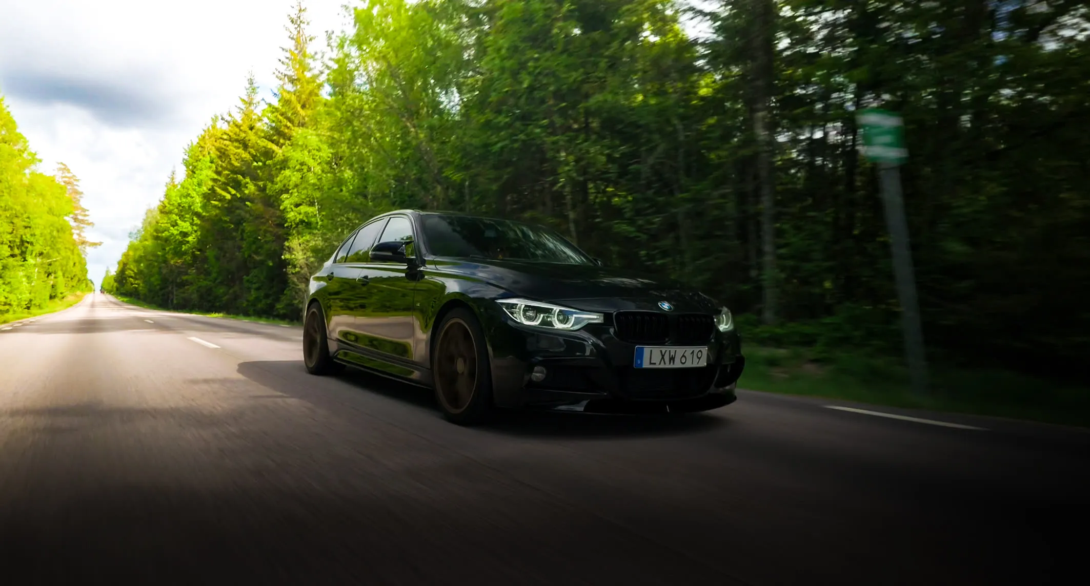 Svart BMW i rörelse efter rekond hos 95Garage