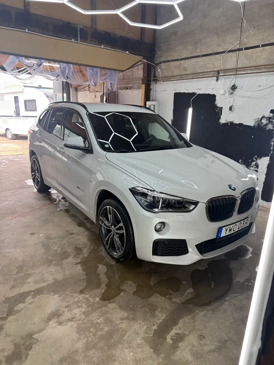Vit BMW inne i verkstaden efter helrekond