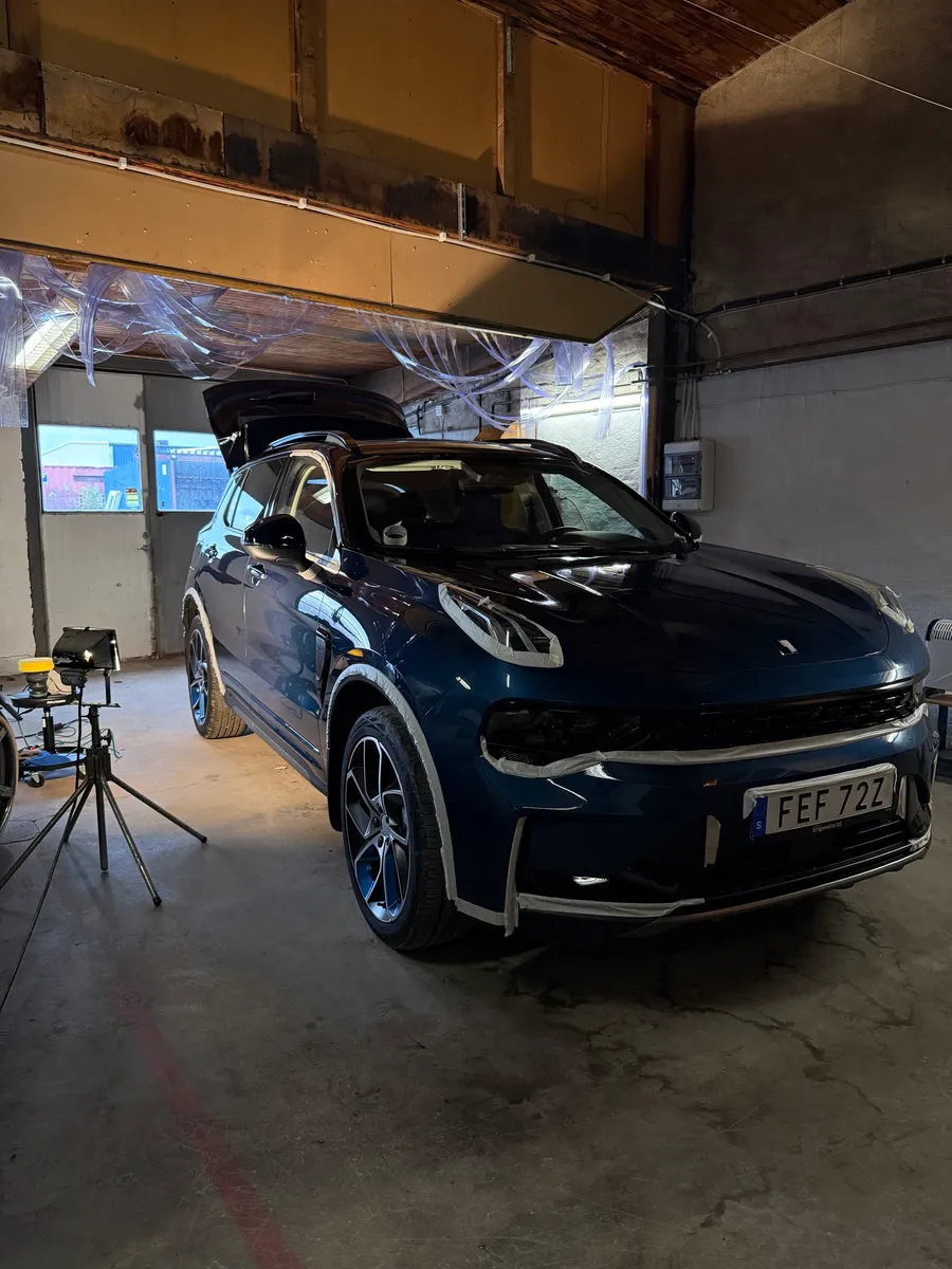 Mörkblå Range Rover maskad inför polering