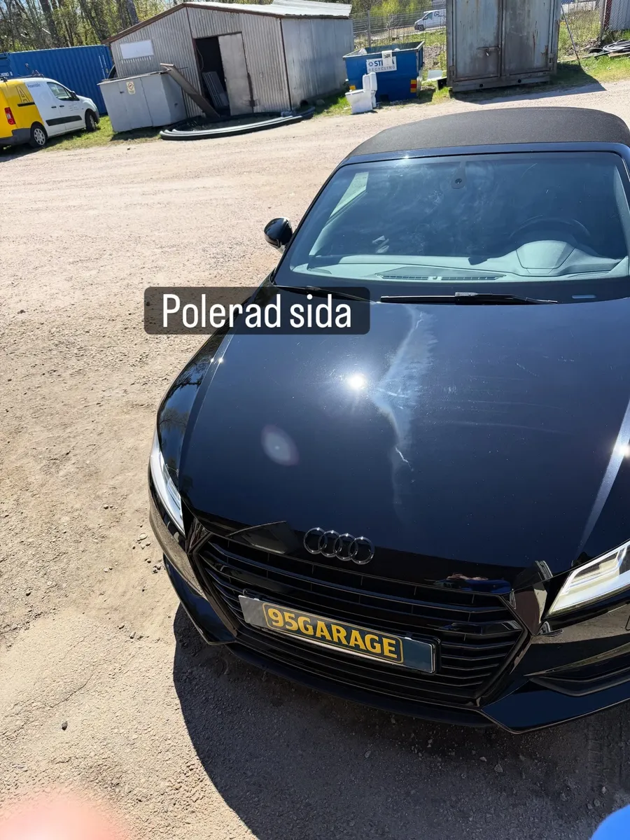 Svart Audi TT med 95GARAGE-skylt efter helrekond