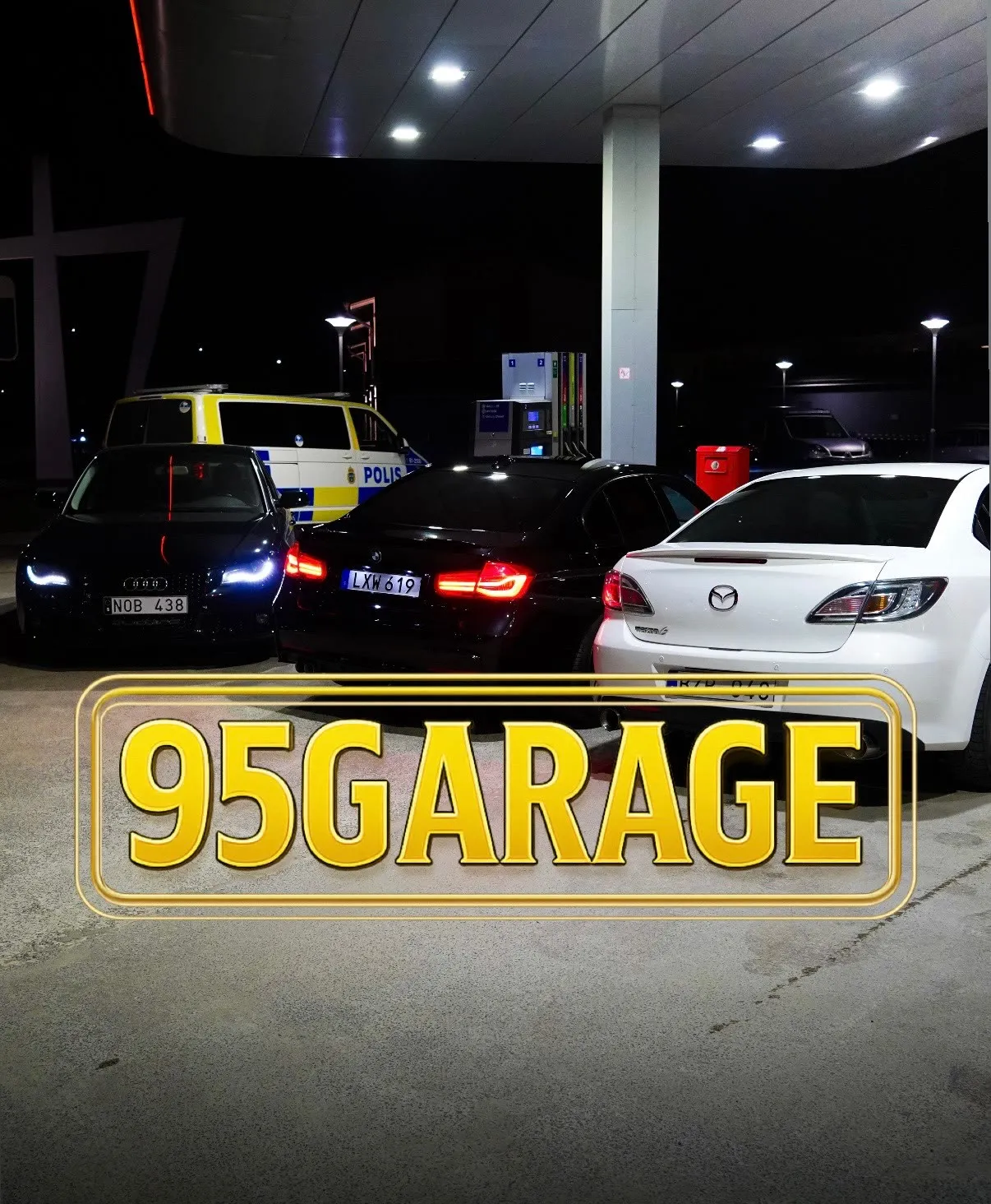 Tre av 95Garages kunders bilar under en upplyst mack nattetid, med 95GARAGE-skylten i förgrunden