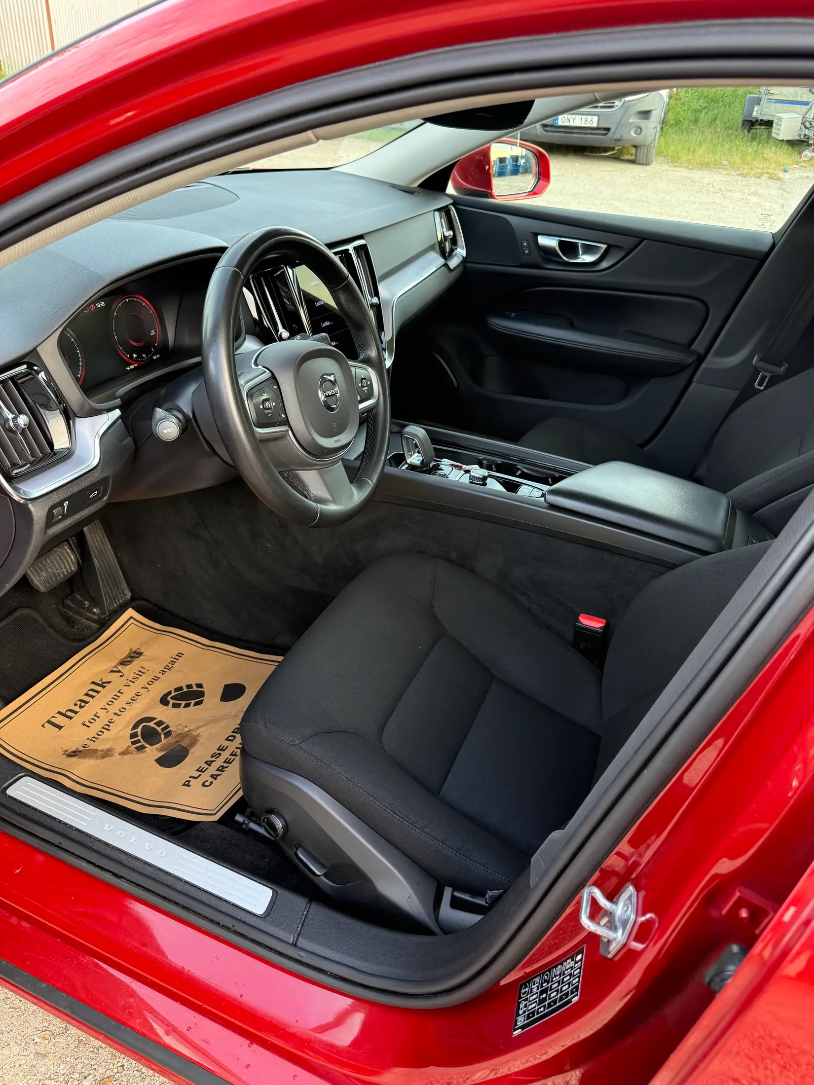 Nystädad interiör i röd Volvo
