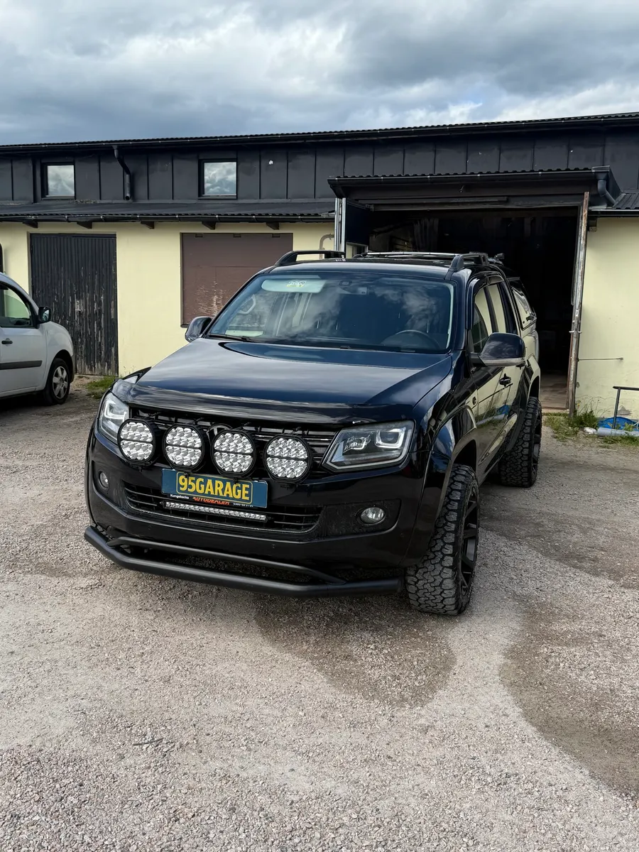 Svart VW Amarok med 95GARAGE-skylt utanför verkstaden