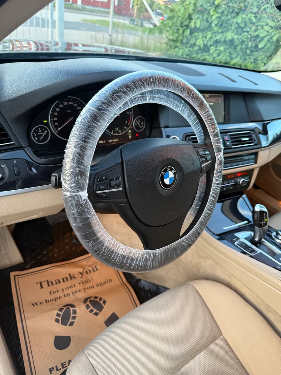 BMW-interiör med rattskydd och skyddsmatta under arbetet