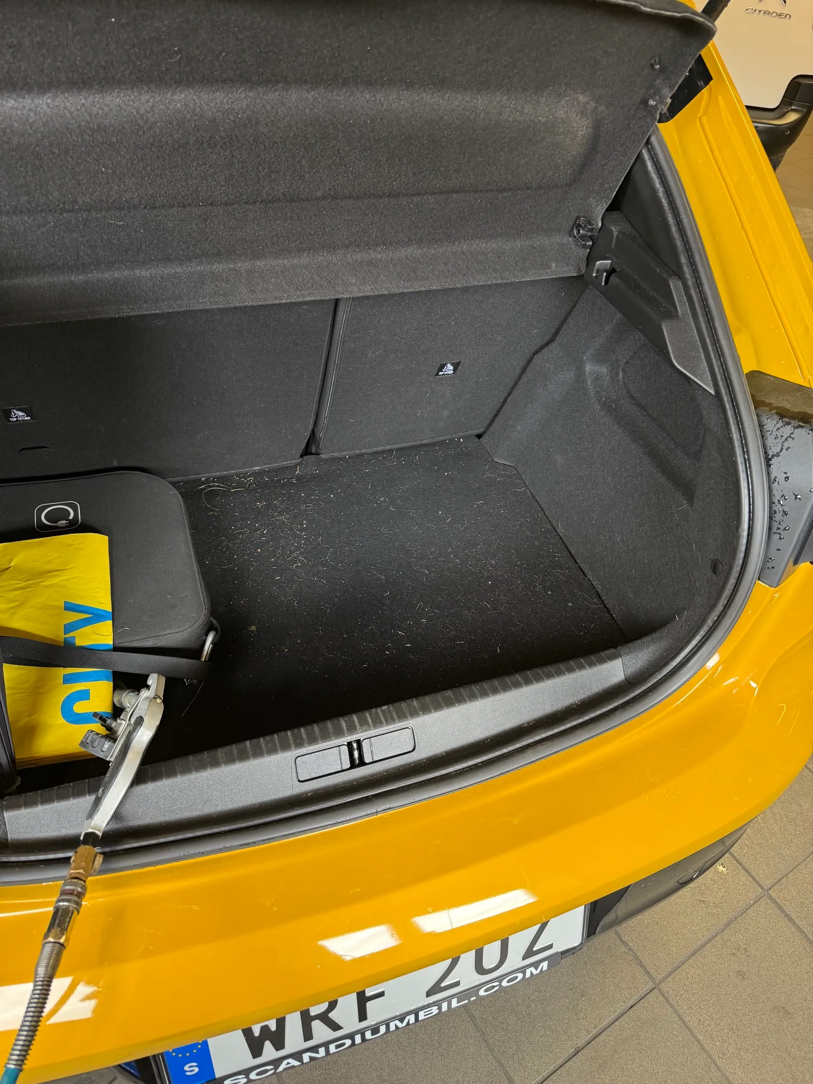 Smutsigt bagageutrymme i gul Renault före invändig tvätt
