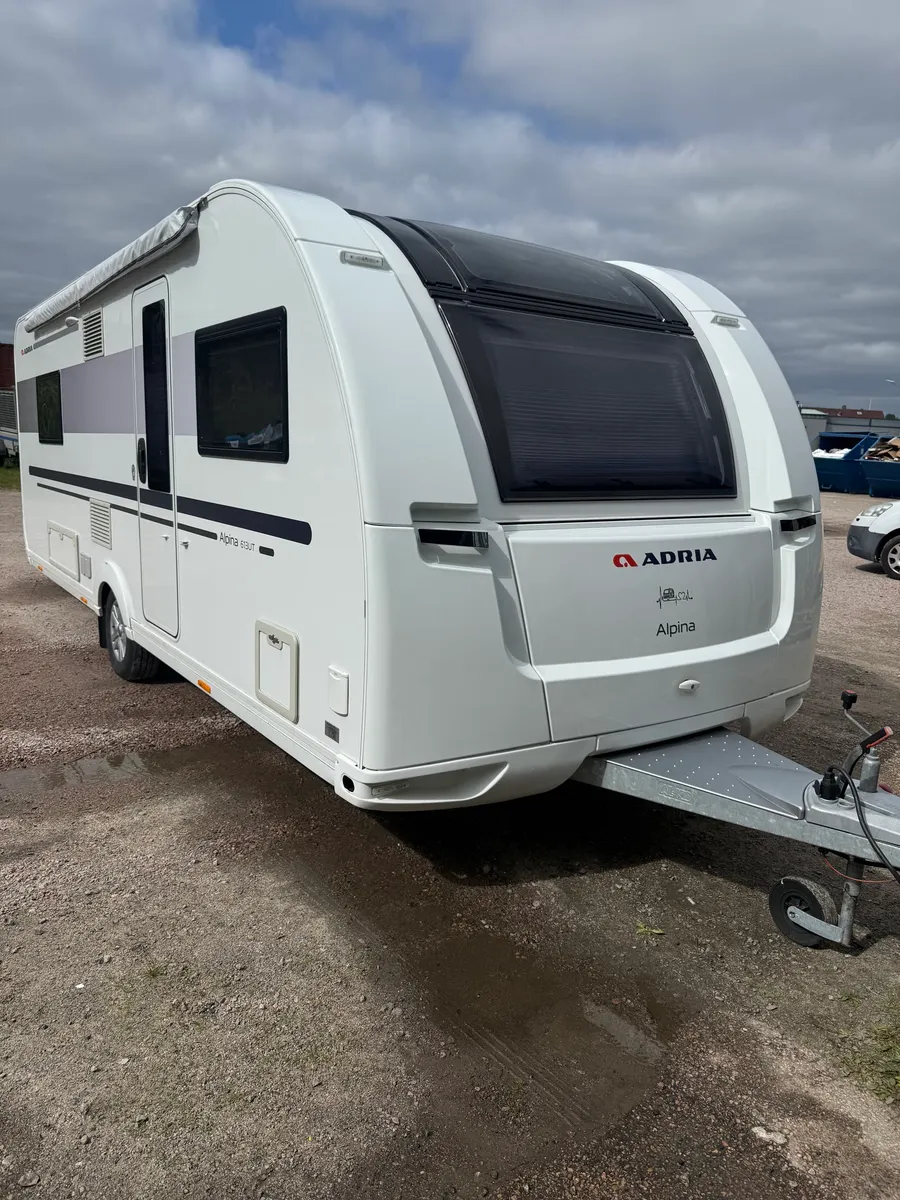Nytvättad Adria Alpina husvagn utomhus