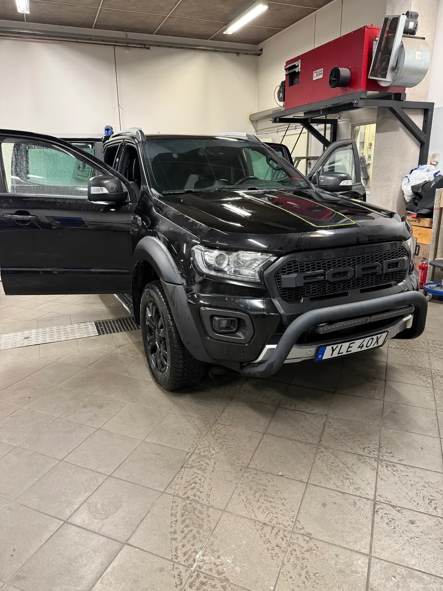 Svart Ford Ranger inne i verkstaden